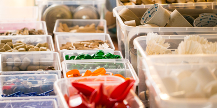 Genbrugsmaterialer opdelt i kasser og efter farver