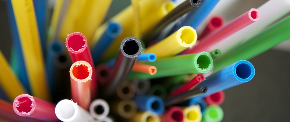 Farvede rør i alle regnbuens farver