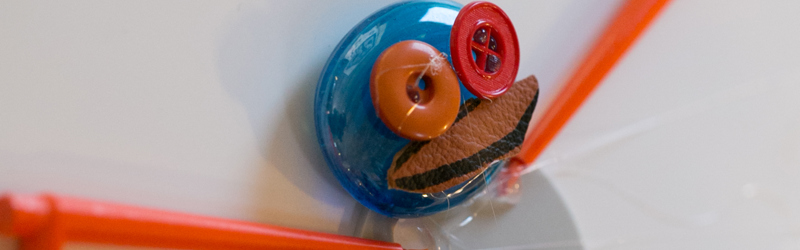 Figur lavet af genbrugsmaterialer