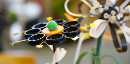 Blomster lavet af genbrugsmaterialer