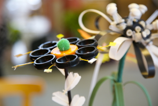 Blomster lavet af genbrugsmaterialer