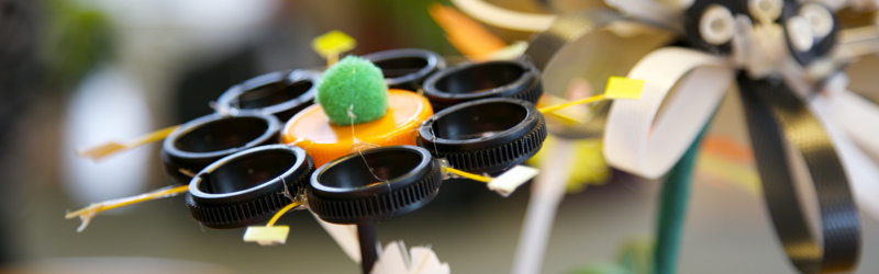 Blomster lavet af genbrugsmaterialer