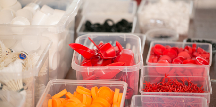 Farveopdelt genbrugsmaterialer i kasser