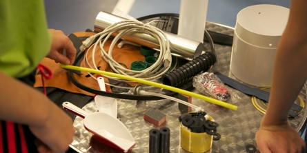 Genbrugsmaterialer på bord