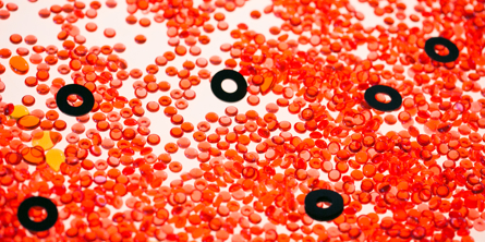 Røde palietter og sorte ringe